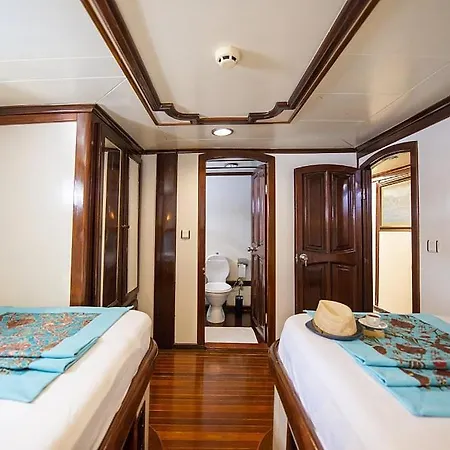 Hotel en barco Vesta 1 Sevil