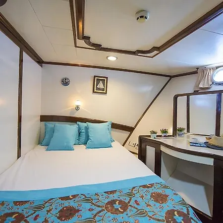 Vesta 1 Sevil Hotel en barco