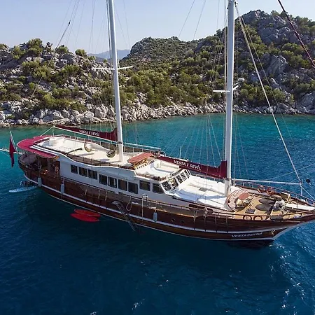 Vesta 1 Sevil Hotel en barco