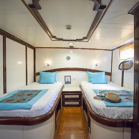 Vesta 1 Sevil Hotel en barco