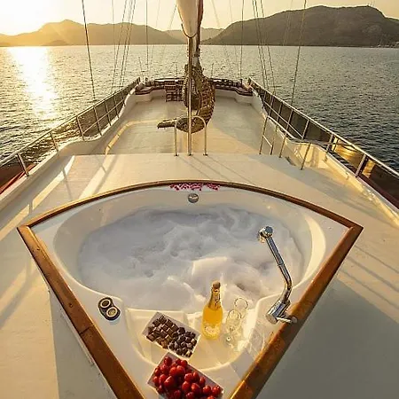 Vesta 1 Sevil Hotel en barco Marmaris