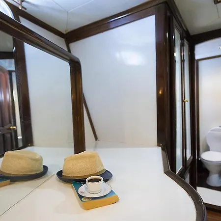 Hotel en barco Vesta 1 Sevil