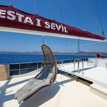 Vesta 1 Sevil Hotel en barco *